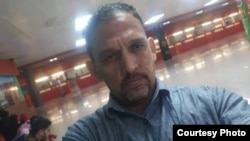 Rolando Rodríguez Lobaina, en el Aeropuerto Internacional José Martí de La Habana, el 29 de enero, momentos antes de su arresto. (Foto cortesía)