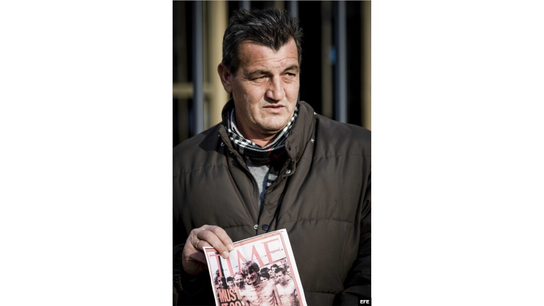 Fikret Alic, sostiene la portada de la publicación semanal 'Time' de 1992 donde él mismo aparece en un campo de concentración.