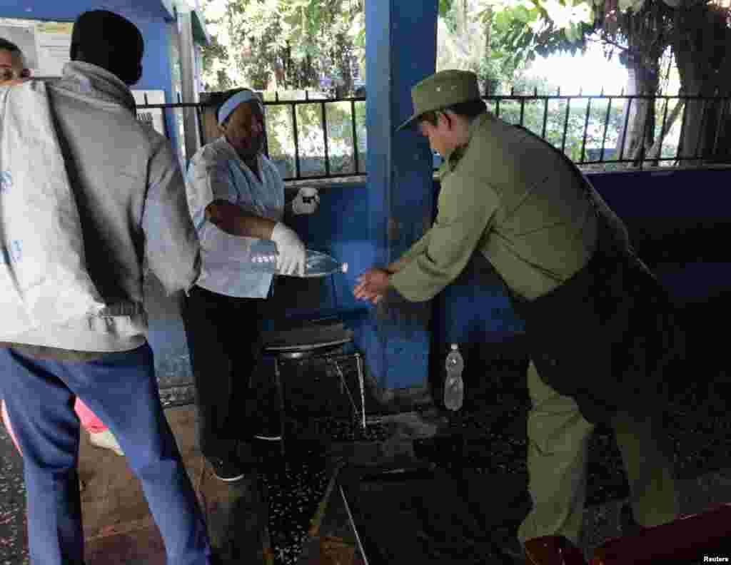 Un puesto para desinfectarse las manos en la terminal de omnibus de La Habana, es una de las medidas para combatir el cólera. 