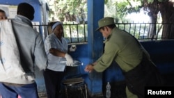 Medidas mediatizadas: Un puesto para desinfectarse las manos en la terminal de omnibus de La Habana. 