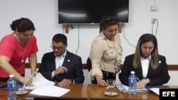 ​​La rectora de la Uniss, Nayma Trujillo, y el titular de centro de educación superior neoyorquino, José Luis Cruz, suscribieron el documento.