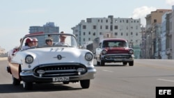 Dos vehículos clásicos en La Habana. 