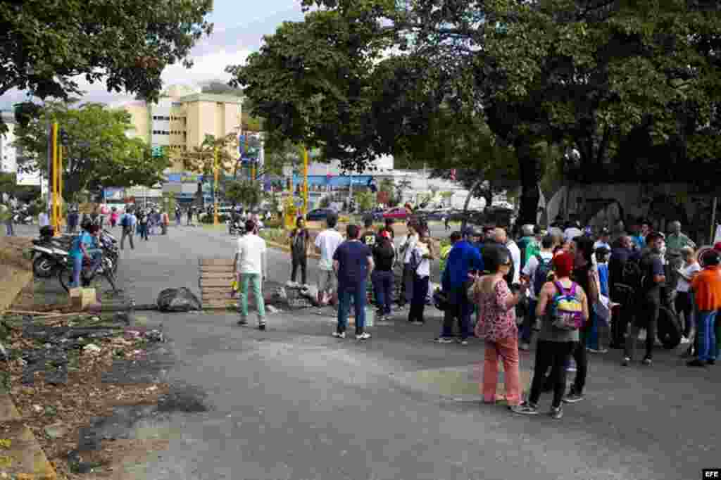 Una marcha de estudiantes universitarios hacia la Comisión Nacional de Telecomunicaciones (Conatel) fue detenida por piquetes de la Guardia Nacional Bolivariana y de la Policía Nacional Bolivariana este lunes en Caracas, Venezuela.