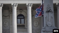 Vista de la bandera confederada en el Parlamento estatal en Columbia, Carolina del Sur, EEUU.