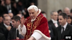  Fotografía de archivo tomada el 9 de febrero de 2013 que muestra al papa Benedicto XVI bendiciendo a los miembros de la Orden de Malta durante una misa en la Basílica de San Pedro del Vaticano. 