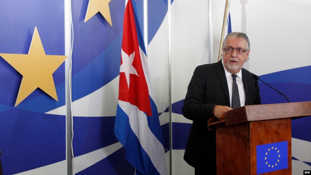 El embajador de la Unión Europea en Cuba, Hernán Portocarero, habla a la prensa en FIHAV 2016.