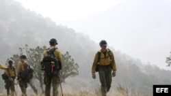 Imagen cedida por el Servicio Forestal de los Estados Unidos hoy, lunes 1 de julio de 2013, que muestra a miembros del retén "Granite Mountain Hotshots" durante una operación realizada en Mogollón (Nuevo México), Estados Unidos, el pasado 2 de junio de 20