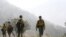 Imagen cedida por el Servicio Forestal de los Estados Unidos hoy, lunes 1 de julio de 2013, que muestra a miembros del retén "Granite Mountain Hotshots" durante una operación realizada en Mogollón (Nuevo México), Estados Unidos, el pasado 2 de junio de 20