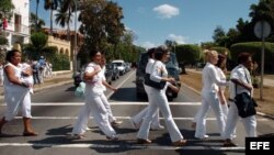 Damas de Blanco desfilan por Quinta Avenida