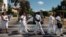 Damas de Blanco desfilan por Quinta Avenida