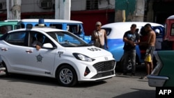 Un patrullero recorre las calles de La Habana.