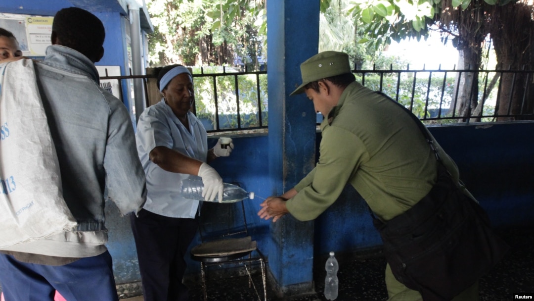Un puesto para desinfectarse las manos en Cuba... una de las medidas para combatir el cólera. 