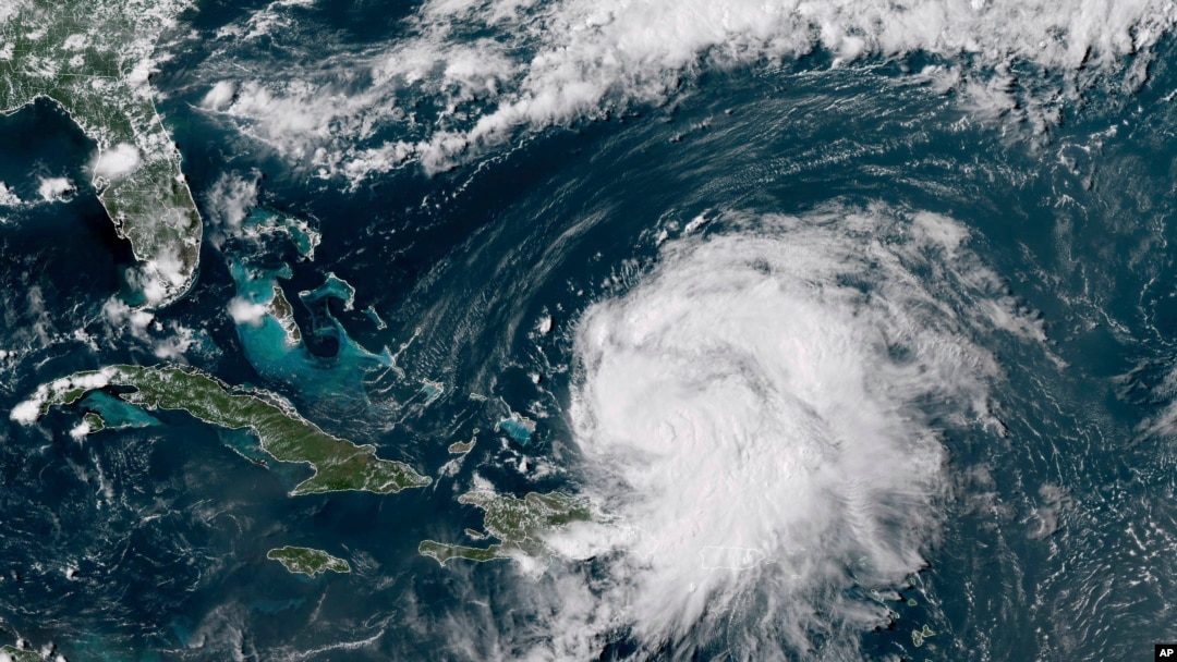 El huracán Ernesto al noroeste de San Juan, Puerto Rico. (NOAA vía AP)