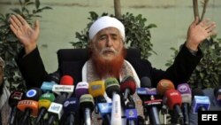 El líder islamista yemení Abdul Majeed al-Zindani ofrece una rueda de prensa para condenar los ataques de Estados Unidos con "drones" o aviones no tripulados que se han multiplicado durante la presidencia de Obama en Yemen, Somalia, Pakistán y Afganistán.