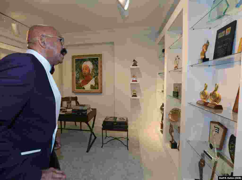 El cantante Oscar de León asistió a la inauguración de la muestra Por siempre Celia (Forever Celia) en el Museo de la Diáspora Cubana. Foto: OCB Roberto Koltun Staff.