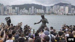 Estatua de Bruce Lee en la Avenida de las estrellas en Hong Kong, China.