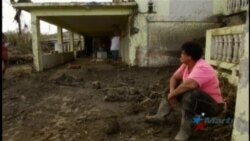Entre escombros e inundaciones puertorriqueños intentan reconstruir su isla