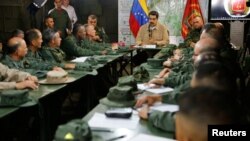 Nicolás Maduro en una reunión con militares en junio 2020.