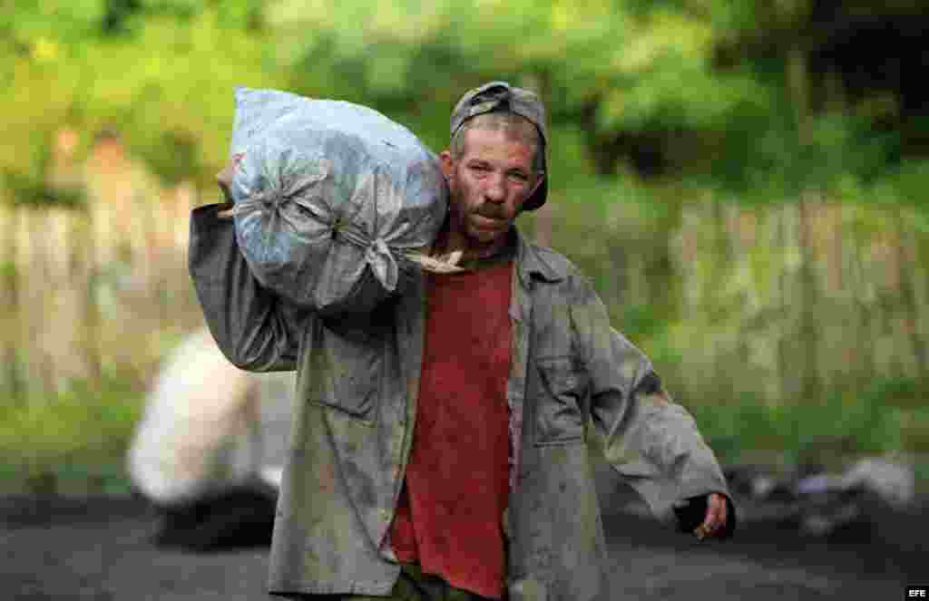 Un campesino carga un saco de carbón en el poblado de Nueva Paz (Cuba).