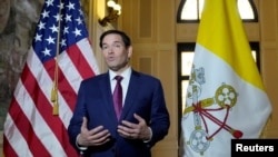 Marco Rubio habla con los medios de comunicación durante una reunión con el presidente de la Conferencia Episcopal Italiana, el cardenal Matteo Zuppi, en la Embajada de Estados Unidos ante la Santa Sede en Roma