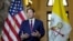 Marco Rubio habla con los medios de comunicación durante una reunión con el presidente de la Conferencia Episcopal Italiana, el cardenal Matteo Zuppi, en la Embajada de Estados Unidos ante la Santa Sede en Roma