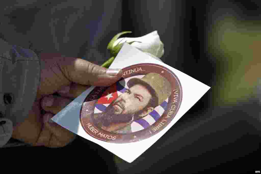 Fotografía de una calcomania del histórico comandante de la revolución cubana Huber Matos 