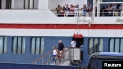 Pasajeros desembarcan del crucero británico MS Braemar en el puerto del Mariel, en las afueras de La Habana, el 18 de marzo del 2020.