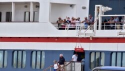 Pasajeros desembarcan del crucero británico MS Braemar en el puerto del Mariel, en las afueras de La Habana, el 18 de marzo del 2020.