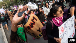 Mujeres en México marchan contra la violencia de género