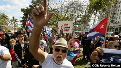 Una caravana a favor de la libertad de Cuba recorre las calles de