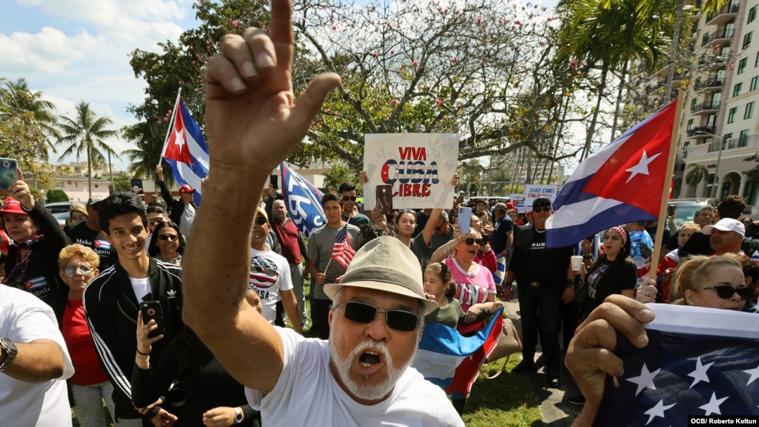 Cubanos se pronuncian a favor de la libertad de la isla en Miami, el sábado 29 de febrero del 2020.