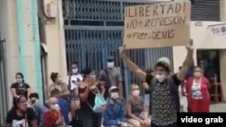 Luis Robles, por portar un cartel-protesta en el Boulevard de San Rafael en La Habana, está recluido en el Combinado del Este, prisión de máxima seguridad.