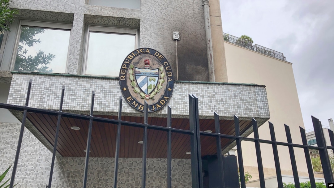Entrada de la embajada de Cuba en París, atacada el lunes en la noche con una bomba incendiaria que provocó daños menores. (AP/Catherine Gaschka)