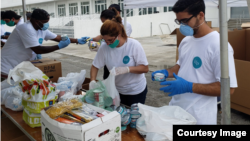 Voluntarios trabajan en la recogida de ayuda para los cubanos en la isla, como parte de la iniciativa Solidaridad entre hermanos. (Foto tomada del Facebook de Ernesto Oliva Torres) 