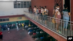 Mujeres embarazadas hacen fila para recibir la vacuna cubana Abdala contra el COVID-19 en una clínica en La Habana. (AP Foto/Ramón Espinosa)
