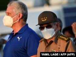 Miguel Díaz-Canel junto al general Raúl Castro.