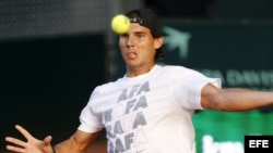 El tenista español Rafael Nadal entrena para la Copa Davis. 