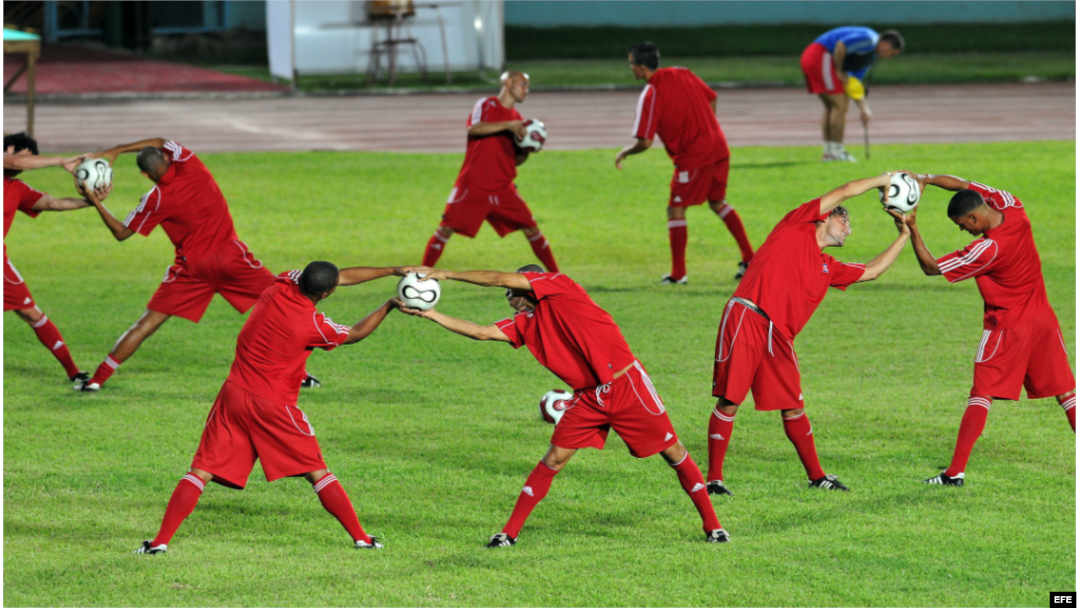 Jugadores del seleccionado de fútbol de Cuba durante una sesión de entrenamiento. (Foto: Archivo)