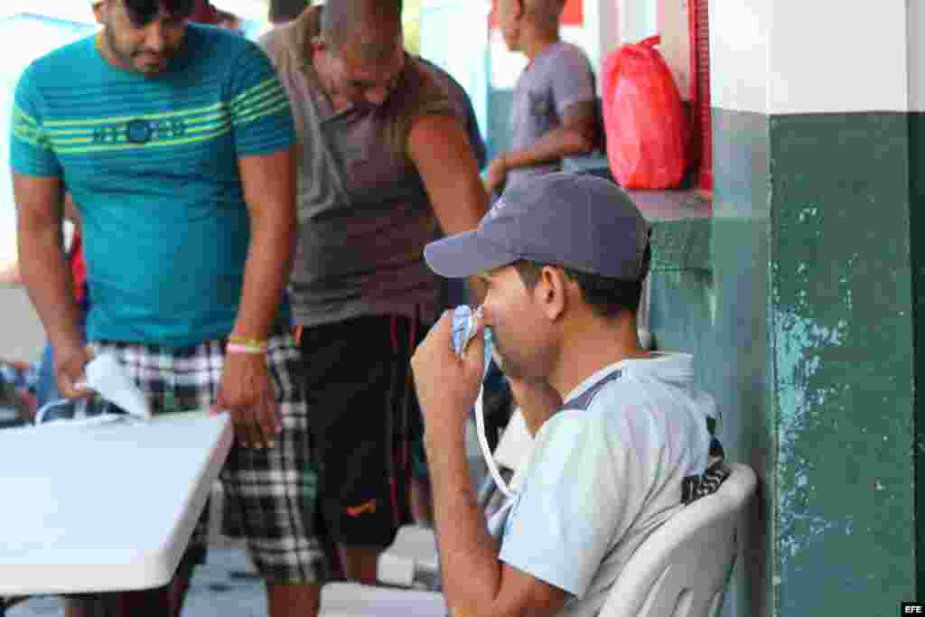  Los cubanos indocumentados varados en la frontera de Panamá con Costa Rica reciben hoy, 6 de enero de 2016, revisión médica y vacunación, luego que uno de los isleños falleciera ayer debido a la gripe AH1N1, en Progreso (Panamá).