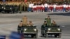 Raúl Castro (izquierda) junto a un jeep con Álvaro López Miera (derecha), entonces su jefe de personal de las fuerzas armadas de Cuba, el 2 de diciembre de 2006. REUTERS / Claudia Daut.