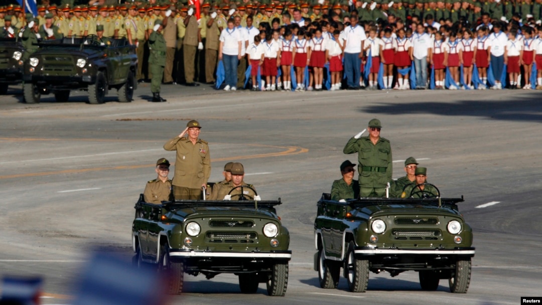 Raúl Castro (izquierda) junto a un jeep con Álvaro López Miera (derecha), entonces su jefe de personal de las fuerzas armadas de Cuba, el 2 de diciembre de 2006. REUTERS / Claudia Daut.