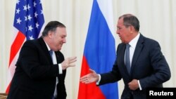 El secretario de Estado, Mike Pompeo, saluda a su homólogo ruso Serguei Lavrov tras su reunión en Sochi. 