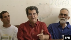 El opositor cubano Oswaldo Payá, líder del MCL, junto a otros opositores sin identificar, anunció el 22 de noviembre de 2007, en La Habana, la creación de un "Comité Ciudadano de Reconciliación y Diálogo"