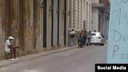 Vigilancia policial frente a vivienda del rapero y activista El Osorbo, detenido el 20 de mayo en La Habana.