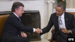 El presidente de EE.UU., Barack Obama (d), estrecha la mano al presidente de Colombia, Juan Manuel Santos (i), durante su encuentro en el Despacho Oval de la Casa Blanca, en Washington (Estados Unidos).