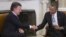 El presidente de EE.UU., Barack Obama (d), estrecha la mano al presidente de Colombia, Juan Manuel Santos (i), durante su encuentro en el Despacho Oval de la Casa Blanca, en Washington (Estados Unidos).