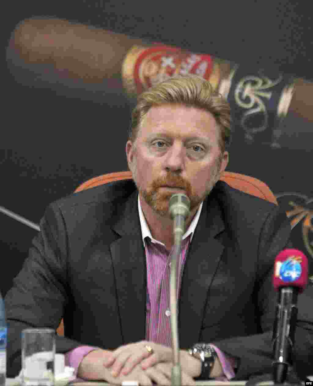 El extenista alemán Boris Becker, tres veces ganador del torneo de Wimbledon, habla hoy, sábado 2 de marzo del 2013, en La Habana, donde se declaró un "amante" de los puros en la edición XV del Festival del Habano en Cuba, aunque tras probar varias marcas