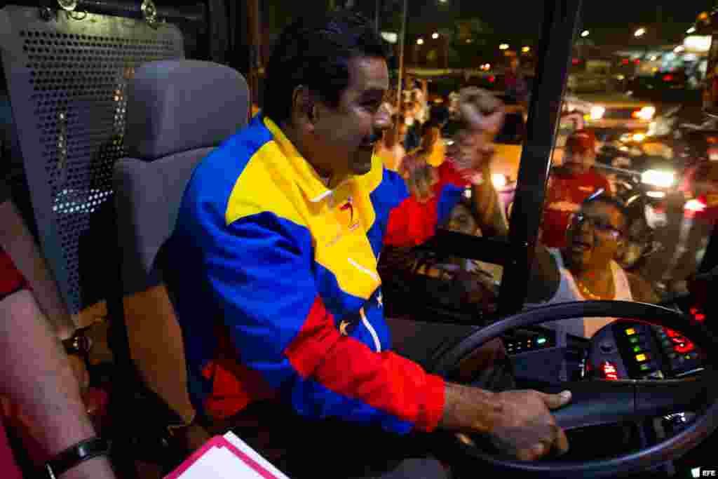 El presidente encargado de Venezuela y candidato a la presidencia del país, Nicolás Maduro,maneja un bus durante un un acto de su campaña en Puerto Ordaz (Venezuela) hoy, sábado 6 de abril del 2013. Maduro anunció hoy que un grupo de mercenarios pagados p