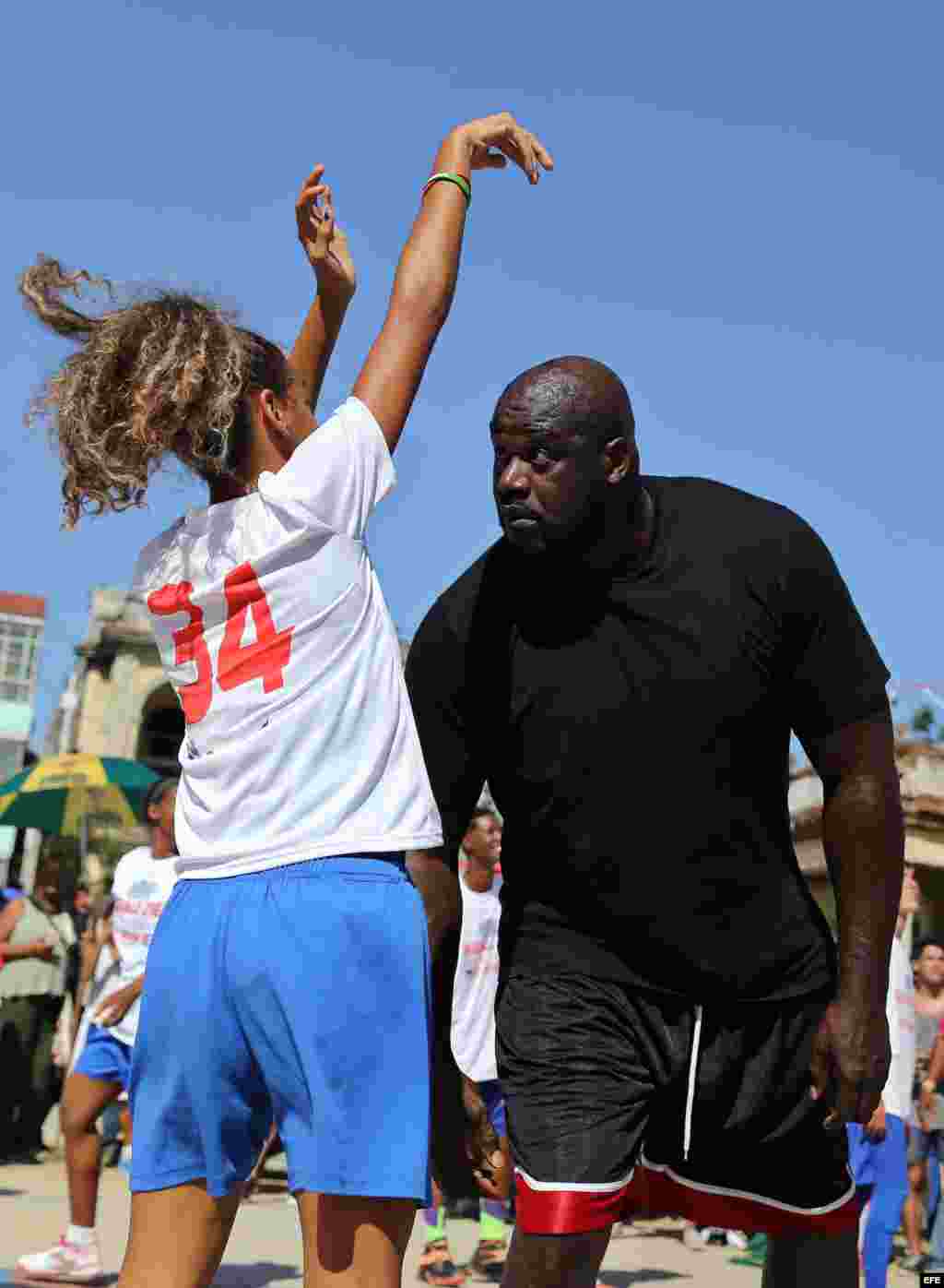 Shaquille O'Neal, quien jugó durante 19 temporadas en distintos equipos de la NBA, participa en un taller en La Habana con niños y jóvenes jugadores de baloncesto.