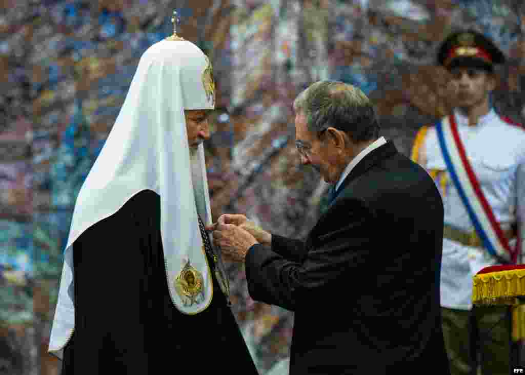 Raúl Castro impuso al patriarca ruso Kirill la orden "José Martí", la mayor distinción que otorga la isla.